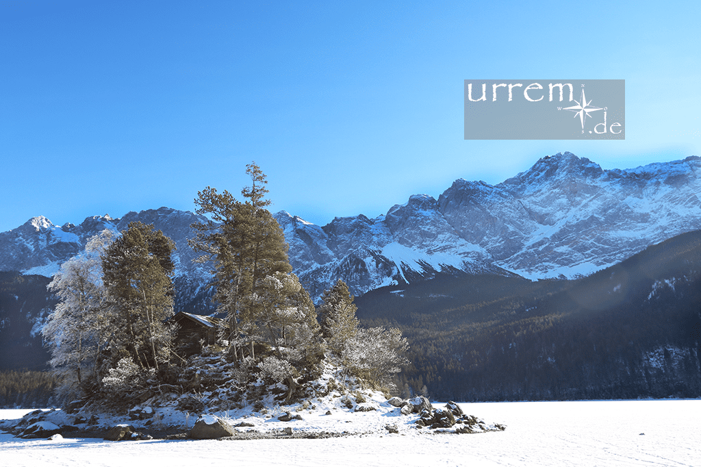 Der Eibsee im Winter mit der Insel und der Zugspitze oben rechts / im Hintergrund Der Eibsee im Winter mit der Insel und der Zugspitze oben rechts / im Hintergrund