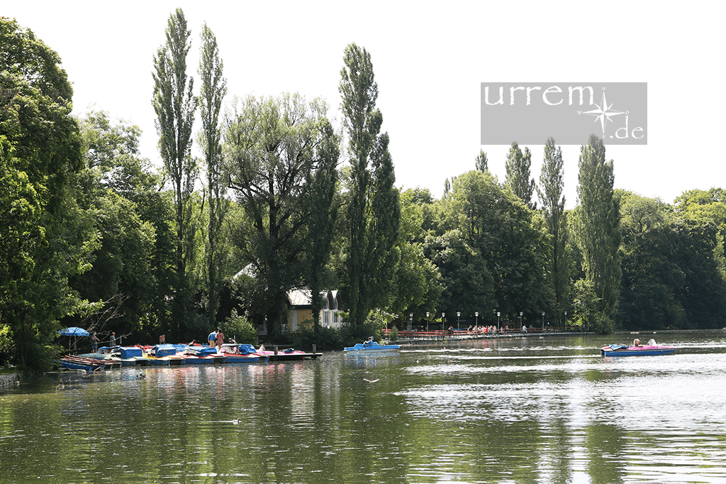 Kleinhesseloher See mit Seehaus Biergarten und Booten - Englischer Garten München Kleinhesseloher See mit Seehaus Biergarten und Booten - Englischer Garten München