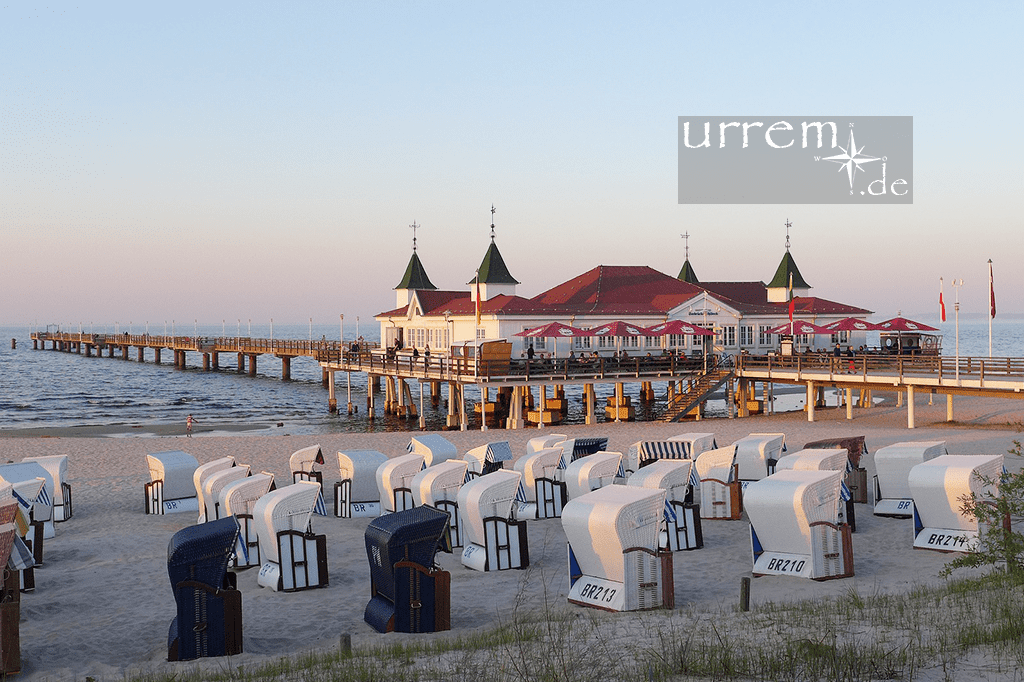 Auf Usedom, einer der Ostsee Inseln, liegt die Seebrücke Ahlbeck. Im Vordergrund die typischen Strandkörbe. Auf Usedom, einer der Ostsee Inseln, liegt die Seebrücke Ahlbeck. Im Vordergrund die typischen Strandkörbe.