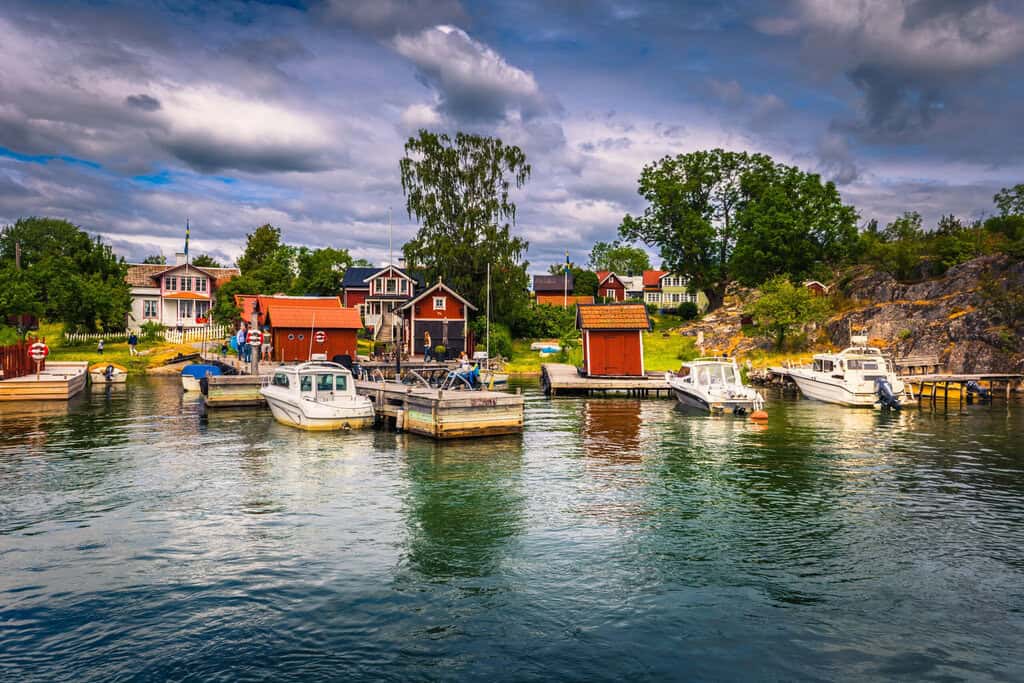 Coolcation in Schweden: Dein ultimativer Guide für den Sommer im Norden 1 Während Südeuropa unter beispielloser Hitze schmort, hat der Norden einen brandneuen Reisetrend ausgemacht: die Coolcation. Im Mittelpunkt steht Schweden. Dort erwartet euch nicht nur eine angenehme Temperaturspanne von 20 bis 25 Grad im Sommer, sondern auch genau die Art von Weite und Ruhe, die man sonst in ganz Europa nur selten findet.