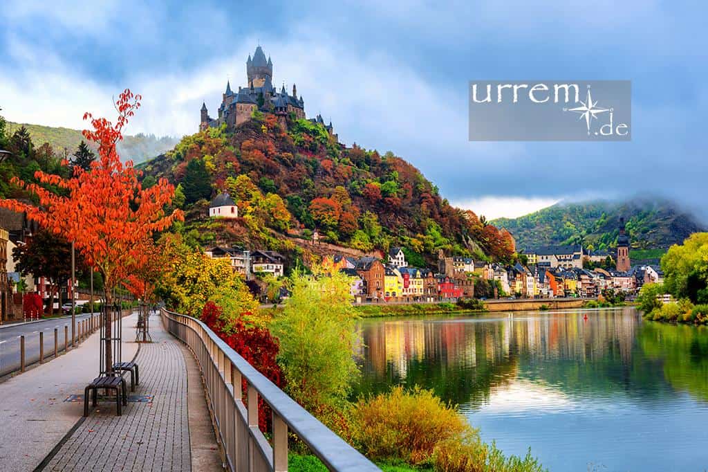 Schöne Orte an der Mosel gibt es viele. Diese schlängeln sich durch malerische Landschaften von Weinbergen, historischen Städten u. majestätischen Burgen.