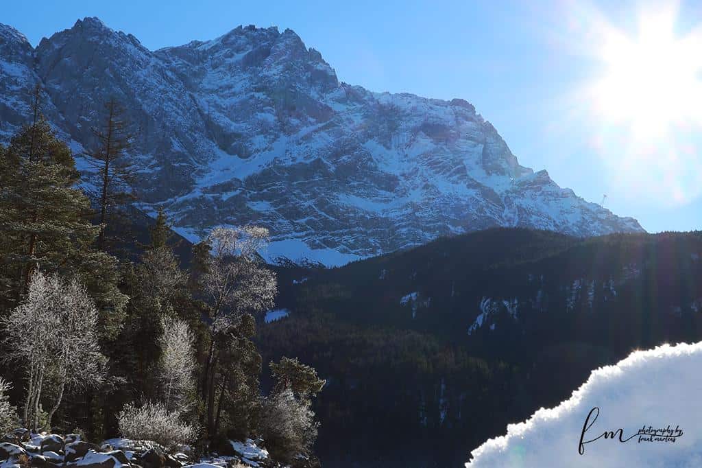 Im Sonnenschein - Eibsee im Winter: links die Insel und Schnee, Hintergrund die Zugspitze und Seilbahn. Im Sonnenschein - Eibsee im Winter: links die Insel und Schnee, Hintergrund die Zugspitze und Seilbahn.