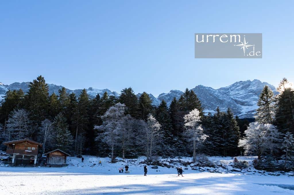 Eibsee im Winter: Perfekt für einen Ausflug zur Zugspitze, Fischhäuser, Eis und Schnee.