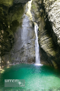 Der Kozjak Wasserfall in Kobarid ist eine tolle Sehenswürdigkeit Der Kozjak Wasserfall in Kobarid ist eine tolle Sehenswürdigkeit