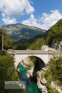 Die über die Soca gehende Napoleonbrücke von Kobarid im Socatal. Die über die Soca gehende Napoleonbrücke von Kobarid im Socatal.