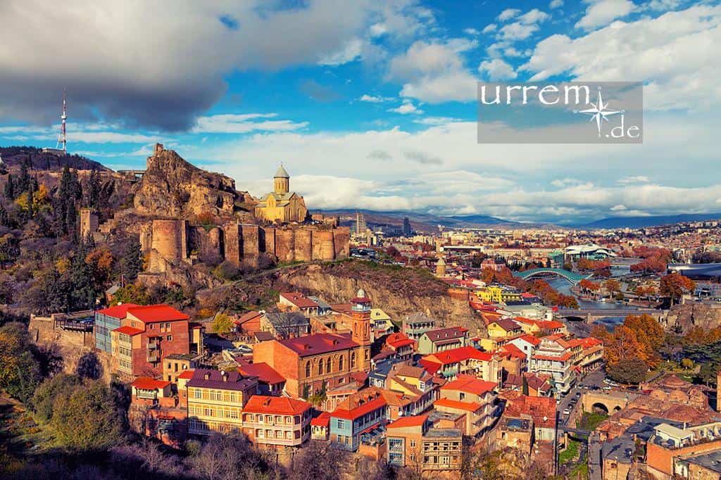 Tbilissi - Tiflis Georgiens Hauptstadt - ehem. Tphilisi 9 Tiflis heute Tbilissi, früher Tphilisi, ist die Hauptstadt Georgiens. Sie ist ein Schmelztiegel der Kulturen, der Geschichte mit modernem Flair vereint!