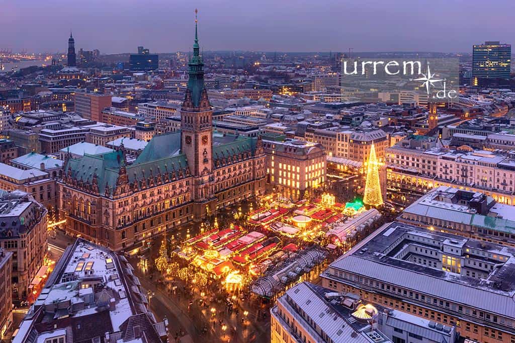 Die schönsten Weihnachtsmärkte Hamburg: Zu den besten Märkten in Deutschland gehört auch der Weihnachtsmarkt in Hamburg dazu. Hier eine Luftaufnahme vom Markt mit Rathaus.